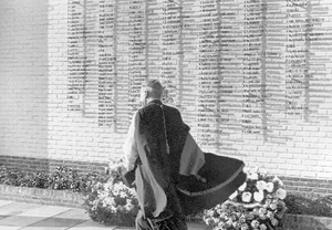 Devant la liste des martyrs (FACADE).