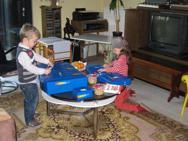 01) Kindjes ontdekken de Sinterklaasgeschenkjes