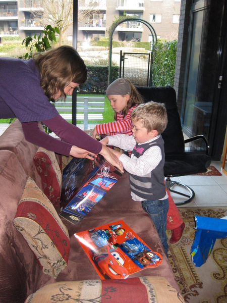 05) Mama helpt Ruben bij 't openen v.d. doos