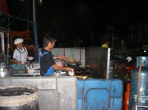 Thailand - Phitsanulok Nightmarket with flying vegetables mei 200