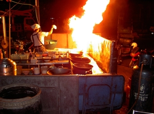 Thailand - Phitsanulok Nightmarket with flying vegetables mei 200