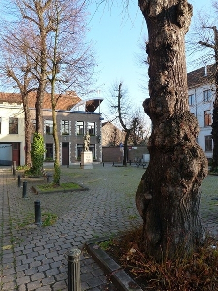 039-Standbeeld Keizer Karel