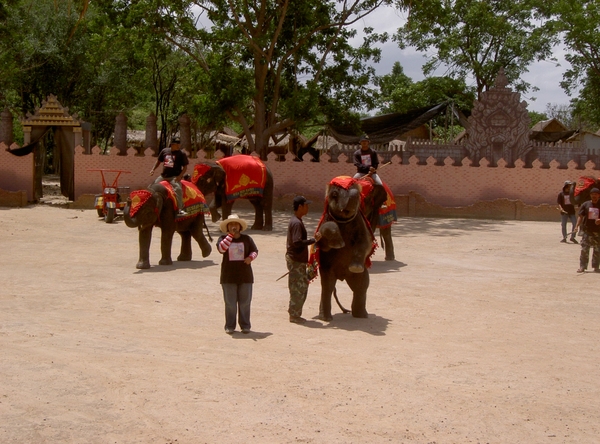 Thailand - Hua Hin -Cha-am  elephant show mei 2009 (9)