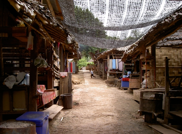 Thailand - Mae hong son. Long neck Karen Villages stam mei 2009 (