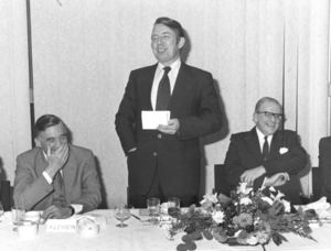 9 JR 1977 humor aan tafel  min. Jos Jabert en Anfr Leysen Dir. G