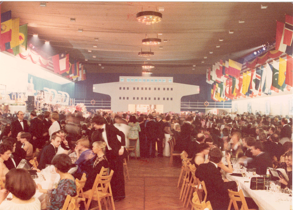 22 Maritiem bal 100 Flags Day in stadsfeestzaal