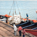 er werden veel lokale boten - dhows - geladen - tot 30 ton