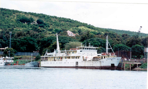 Passagierschip Mwongozo aan de TRC terminal , erachter tanker