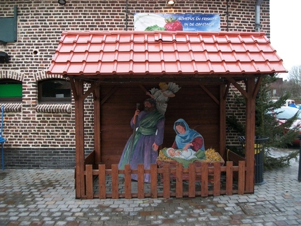 10-Kerststal aan vertrekzaal