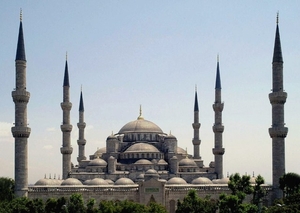 Sultan_Ahmed_Mosque_Istanbul_Turkey_retouched (640x454)