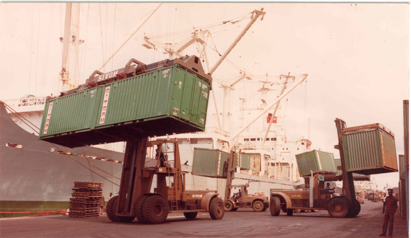 container handlings op de kaai in Abidjan , jaren '80