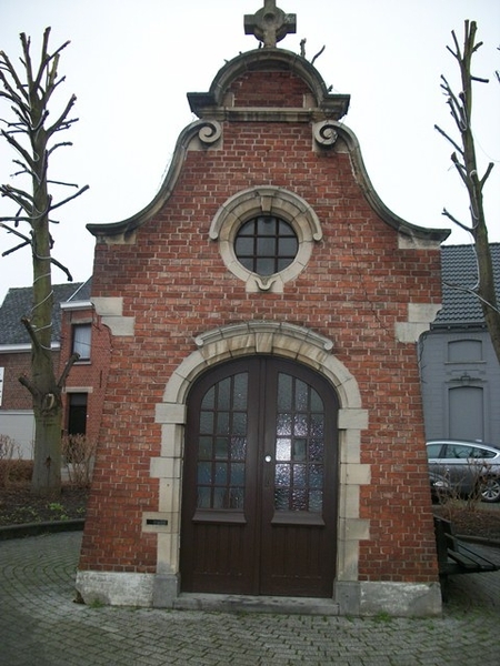 061-O.L.Vrouwkapel op het dorpsplein-17de e.