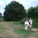 DSC07957 - Gaby en Juliaan op verkenning op Hill 60