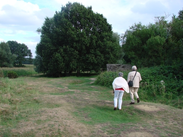 DSC07957 - Gaby en Juliaan op verkenning op Hill 60