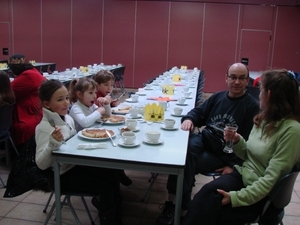DSC08811 - na het zingen bekomen  met pannenkoeken