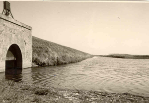 Paal de sluis achter de zeedijk, destijds goed paling water