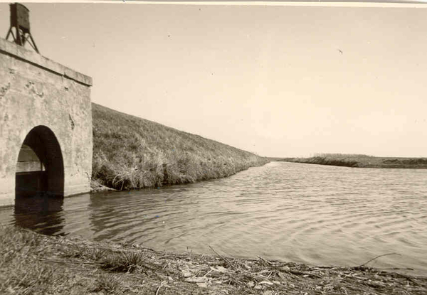 Paal de sluis achter de zeedijk, destijds goed paling water