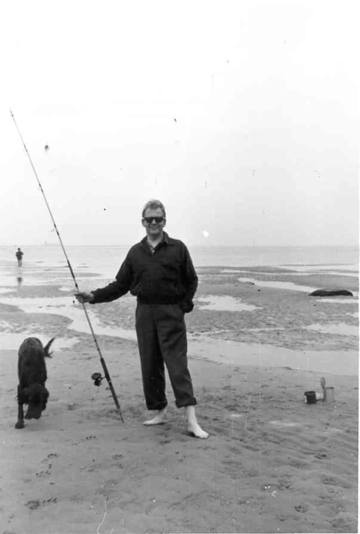 Jacques Rom vissend op plaat Konijnenschor Westerschelde