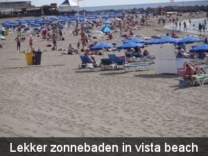 zicht op zomerse vista beach