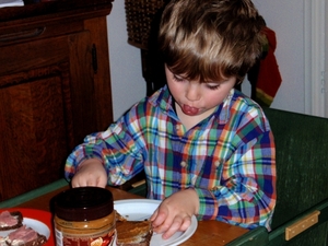 Nico kan zelf zijn brood maken.