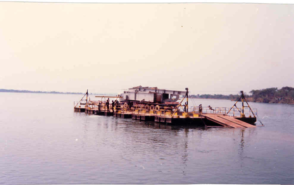 camion voor AMI op ponton met buitenboord motoren