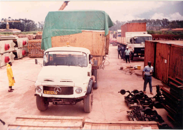 lossen van AMI trough bills per camion op site