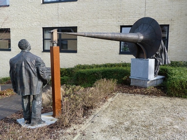 120-Flierefluiter siert rusthuistuin -Villa Hugardus