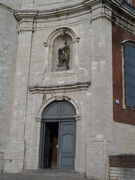 137-St-Gorgoniuskerk-Hoegaarden plein