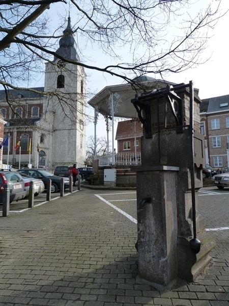 154-Oude waterpomp op dorpsplein