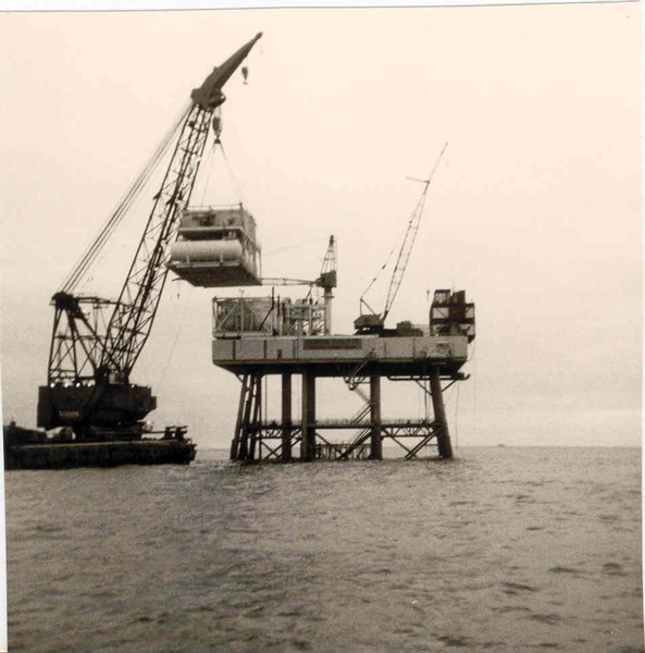 monteren boorplatform op zee