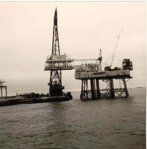 werkschip monteerd boorplatform