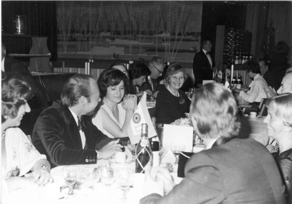 ik rugzijde, mijn echtgenote overzijde midden met zwart haar