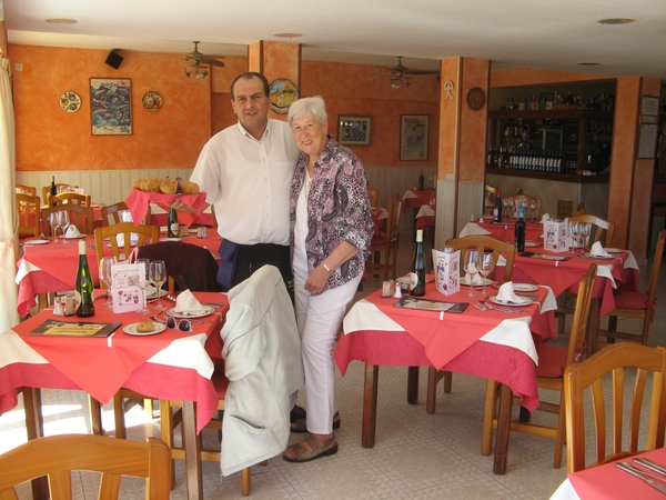 De uitbater samen met mijn echtgenote.