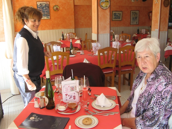 De uitbaatster en mijn echtgenote.