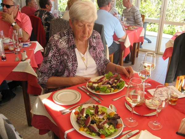 Mijn echtgenote met haar voorgerecht.