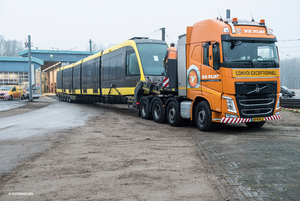 VOLVO_NL-60-BFR-2 met eerste 'UITHOFTRAM' TIJDENS AFLADEN UTRECHT