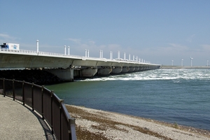 Deltawerken-Oosterschelde-stormvloedkering