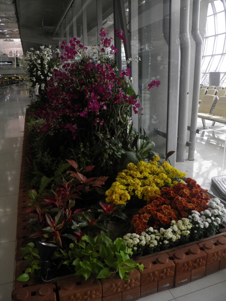 overal bloemen in luchthaven Bangkok