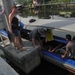 met fiets de boot op