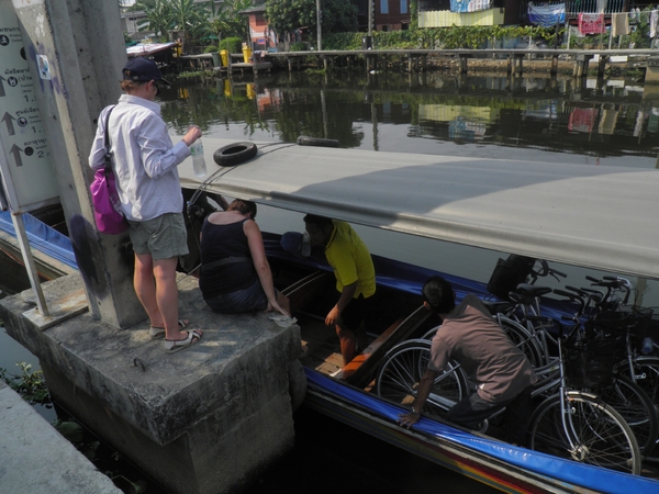 met fiets de boot op