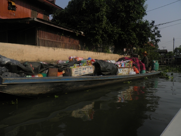 een superette op het water