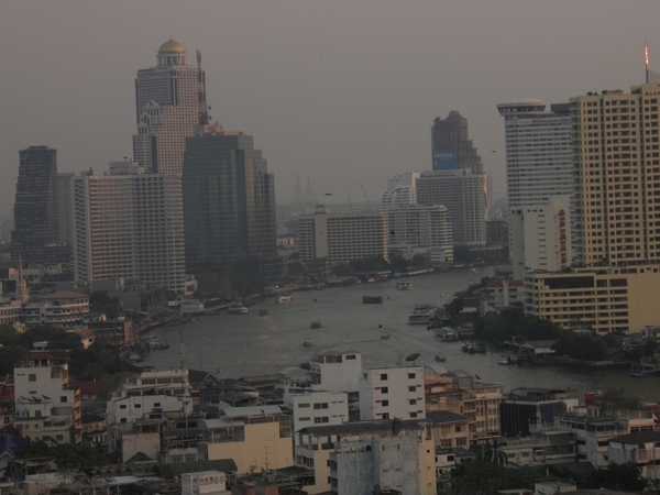 foto vanuit ons hotel in Bangkok