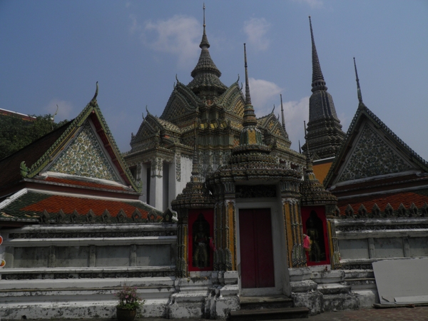 aan tempel met liggende Boeddha