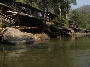 overal hutten langs de rivier