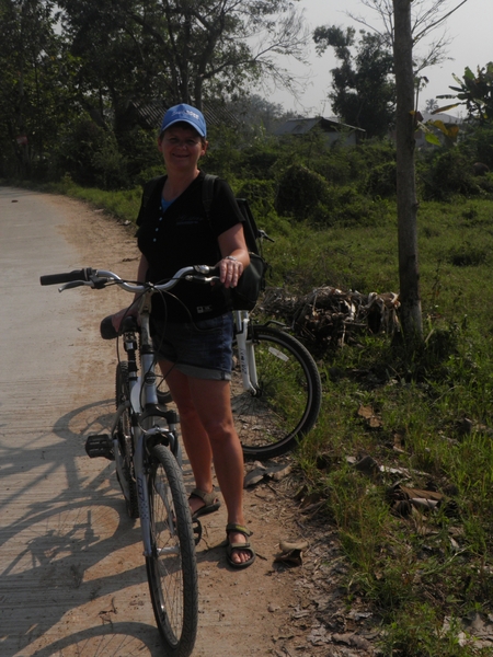 met fiets op weg naar een hoog gelegen tempel