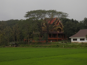 de nabij gelegen tempel