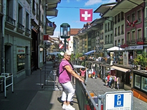 Thun  Winkelstraat  met twee verdiepingen.