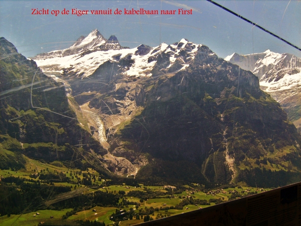 Zicht op de Eiger vanuit de kabelbaan naar First
