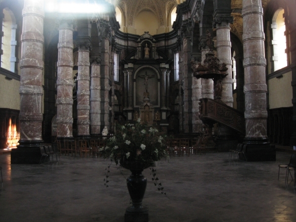 weinig stoelen in de kerk