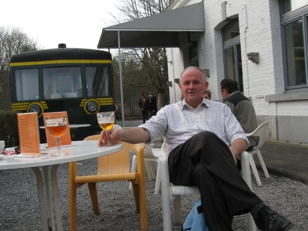 Verpozen bij een plaatselijk blondje